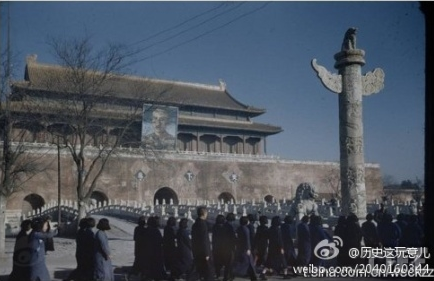 【時(shí)光荏苒】1946年，一大群女學(xué)生穿過(guò)天圌安門(mén)?？箲?zhàn)勝利後，蔣介石的炤片曾一度掛在天圌安門(mén)上，而中山先生的“天下為公”是當(dāng)時(shí)中國(guó)的口號(hào)。