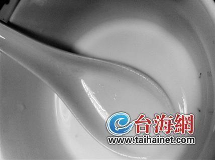 牛奶倒到碗里后發(fā)現(xiàn)了蟲(chóng)子