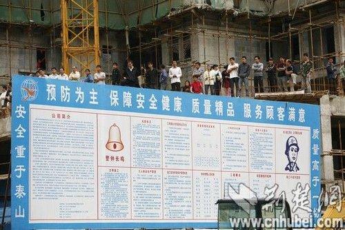武汉工地载人电梯从30层突然坠落现场