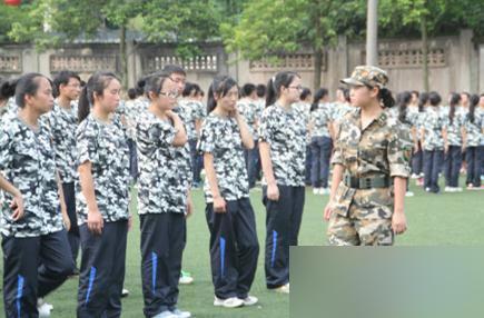“女神” ：实拍军训中的女教官