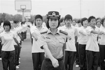 “女神” ：实拍军训中的女教官