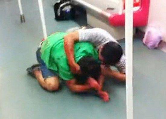 老年男子按住年轻男子撕咬。