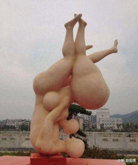 湖北现“丰乳肥臀”雕塑灯
