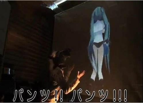 日本宅哥玩的好開心 用念力掀開初音的小裙子