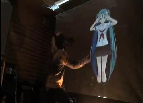 日本宅哥玩的好開心 用念力掀開初音的小裙子