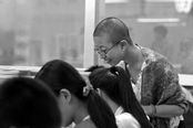 女校长未能帮学生戒网瘾 兑现承诺剃光头