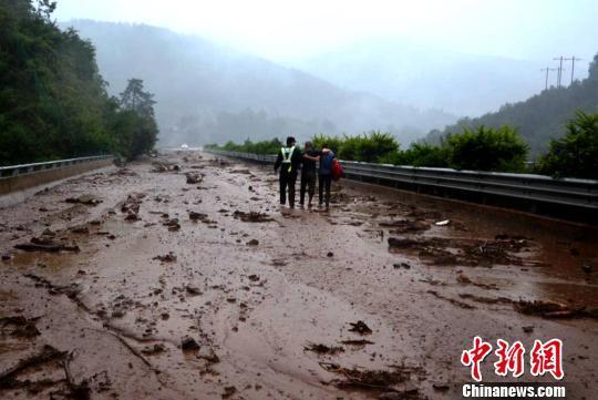 被泥石流阻断的高速公路 钟欣 摄