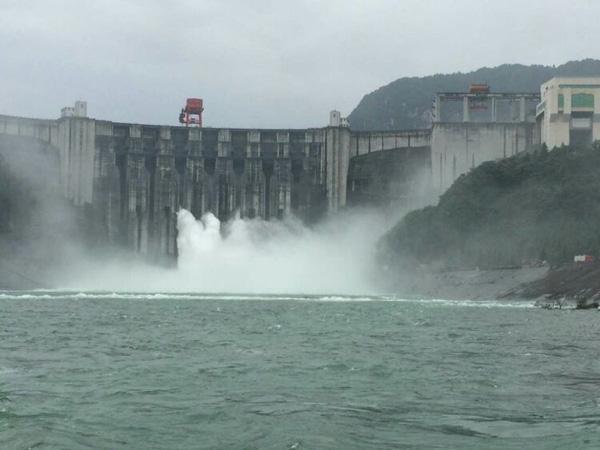 长阳清江隔河岩水电站大坝18年来首次泄洪