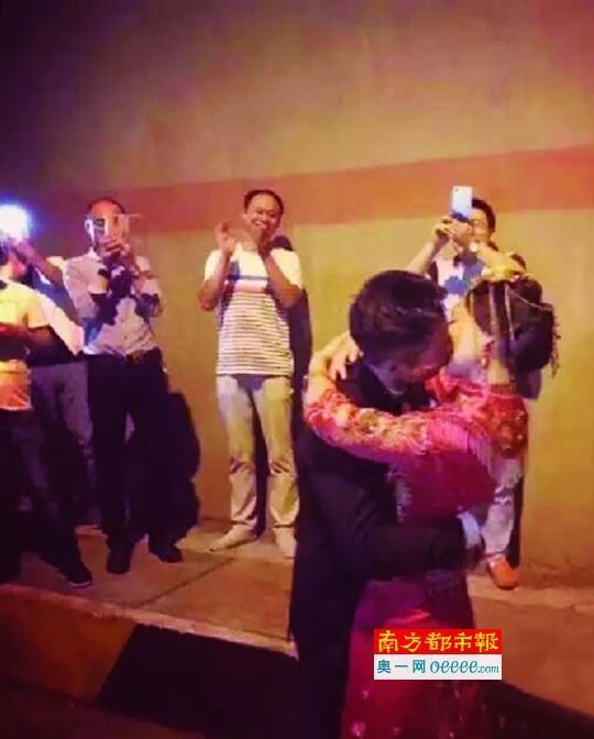 新人結(jié)婚被堵高速路上 直接在隧道辦婚禮
