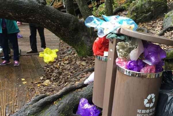 九寨溝保潔員被罵：游客隨地丟棄雨鞋