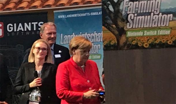 GC 2017：德国总理现场试玩《模拟农场17》 神情专注