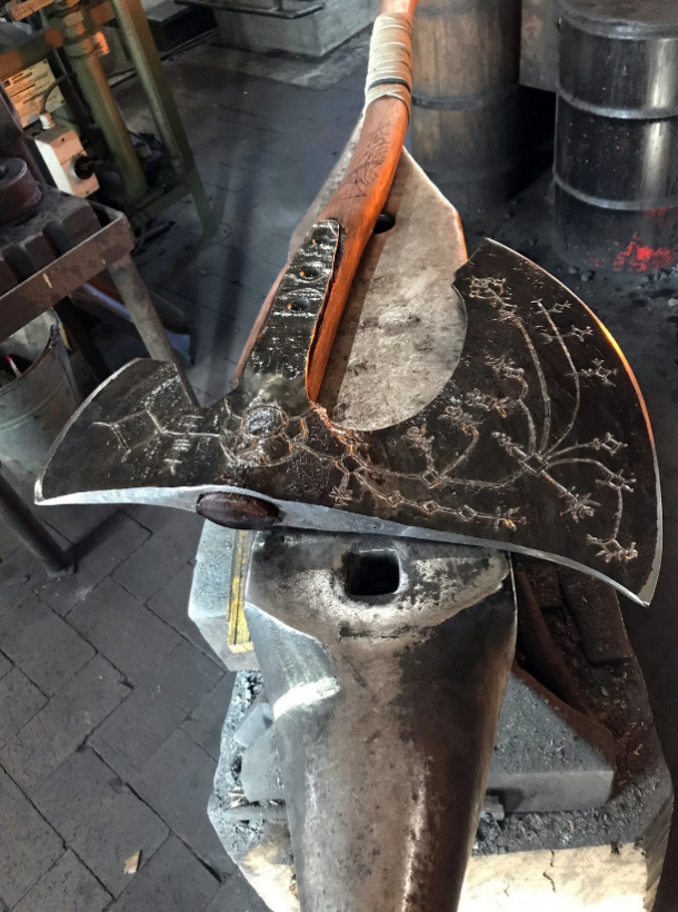 德国铁匠手工打造《战神4》利维坦战斧 技艺精湛 
