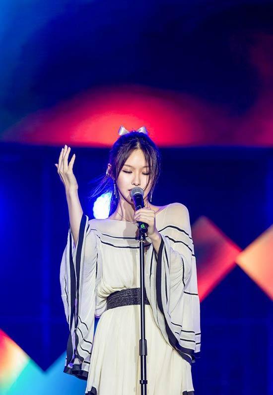 阿冷直播节登台被水友热捧