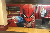 曼哈顿地铁充斥《蜘蛛侠》宣传海报 形象生动
